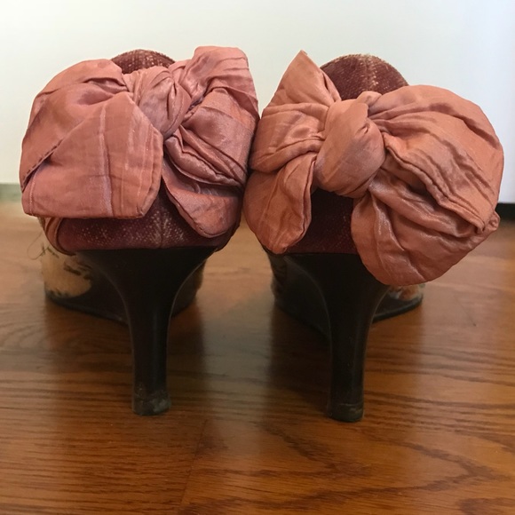 Gorgeous Brocade Peep-Toe Kitten Wedges w/Bows - Picture 2 of 5